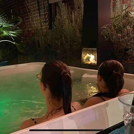 Le Jacuzzi De Marie Apartment Tourcoing Bagian luar foto